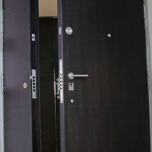 puertas de seguridad medellin puerta de madera negra