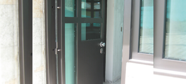 puertas de seguridad medellin casa con puertas y ventanas de color negro